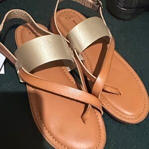 Time and Tru Women's Tan and Gold Sandals